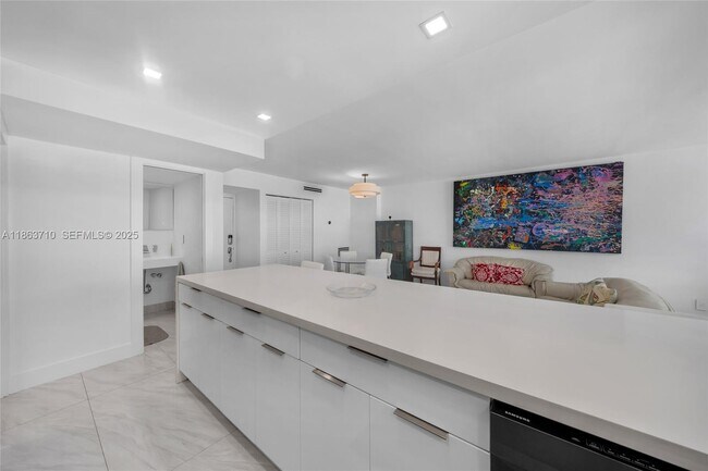 Building Photo - 2655 Collins Ave