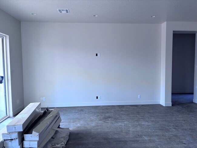 Building Photo - Brand New Ivory Home close to Sand Hollow