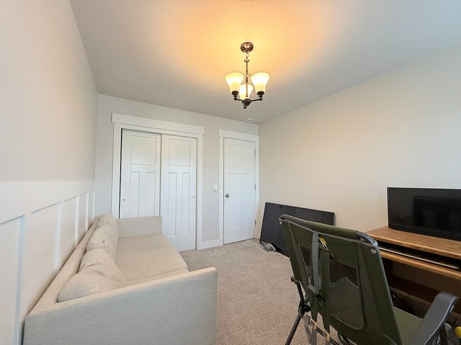Building Photo - VERY Spacious house in Vineyard!