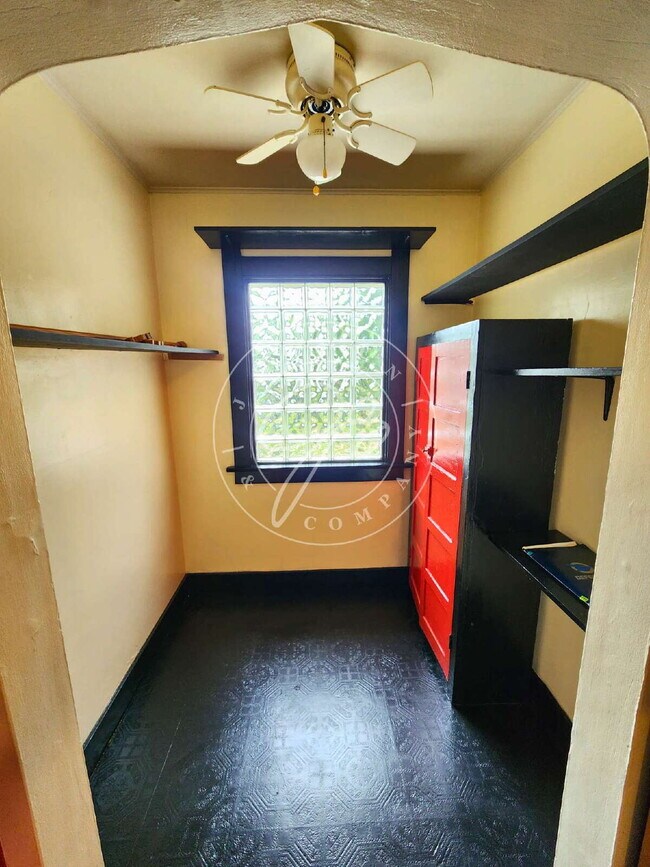 Building Photo - Adorable but unique 3+ bedrooms with bonus rooms! Fenced yard!