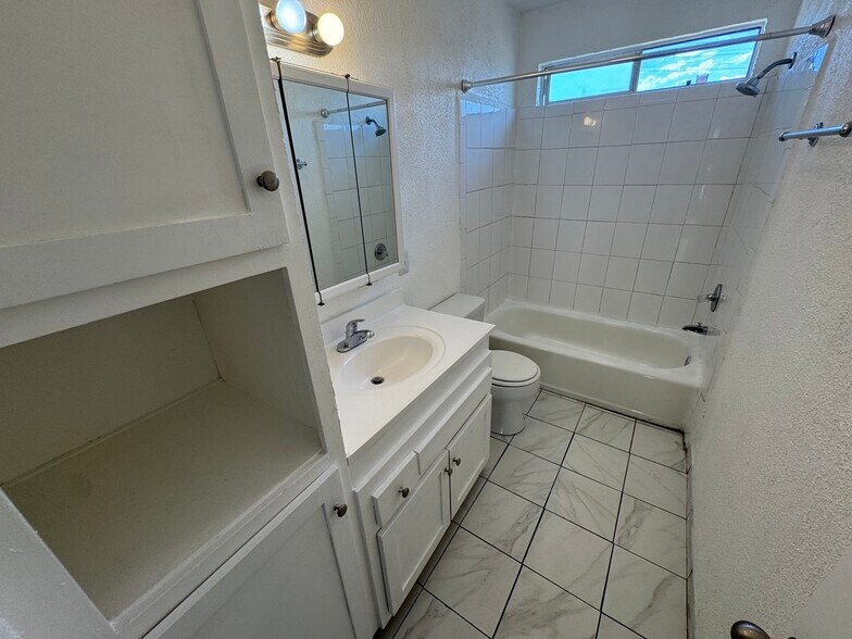 Building Photo - 4023 W 141st St