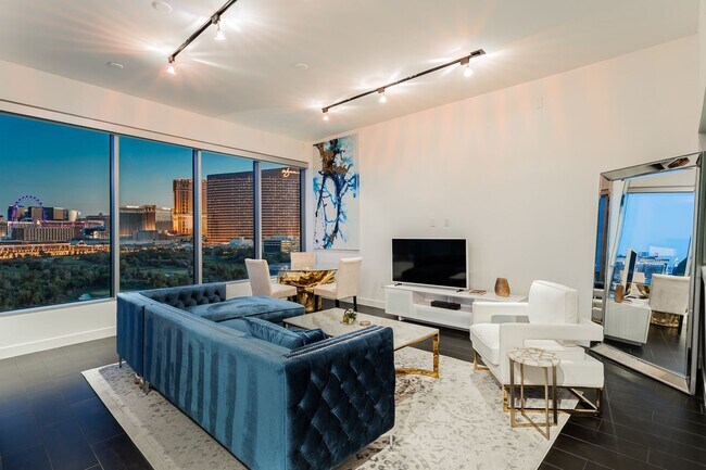 Building Photo - Fully Furnished High Rise with Wynn Golf Course Views!