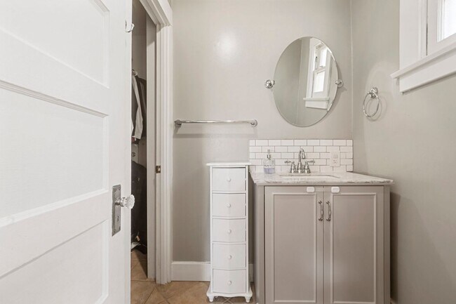 Building Photo - Spacious and conveniently located 2b/2bath single family home, available for Mid-January 2026!!!!!