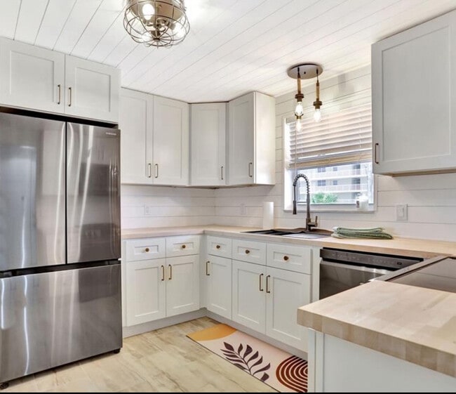 Building Photo - 1050 Hillsboro Mile