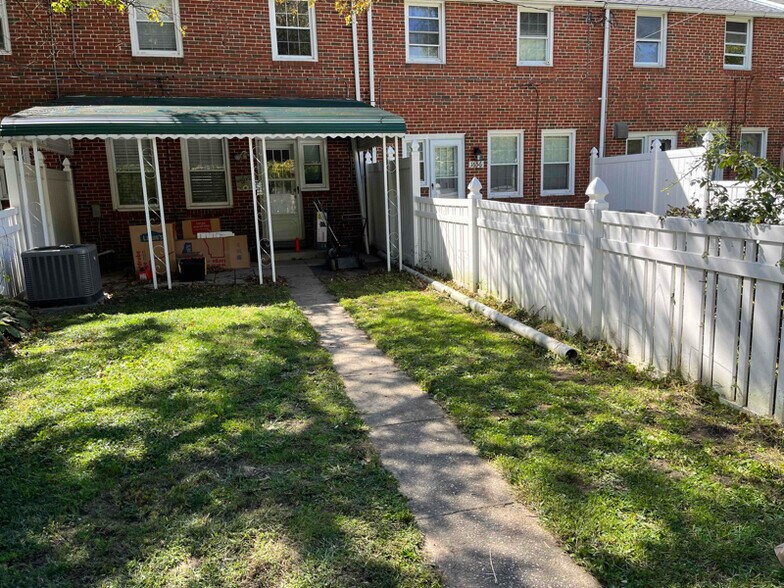 Building Photo - 1658 Thetford Rd