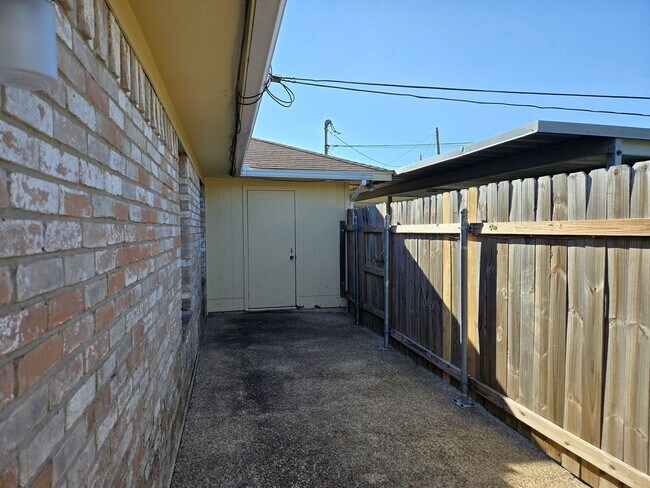 Building Photo - 3/2 Robinson Duplex