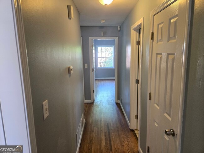 Building Photo - 1387 Town Country Dr SE