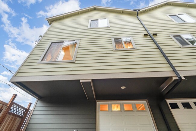 Building Photo - 3Bd/2Ba Seattle Townhouse