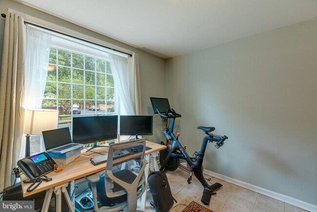 Building Photo - 6813 Market Square Dr