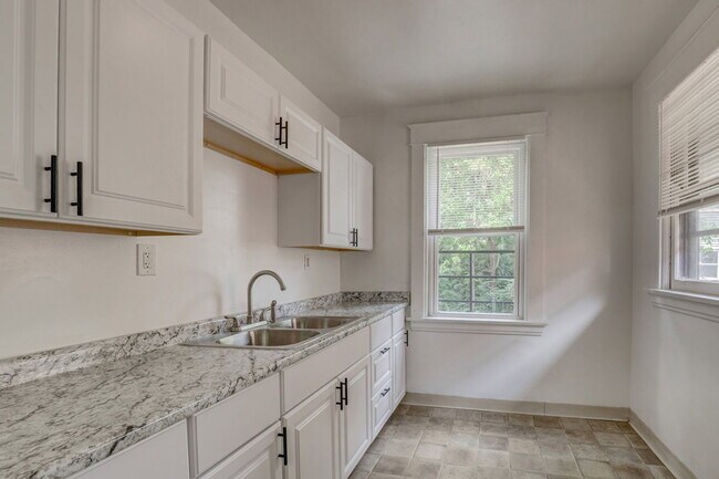 Building Photo - 512 Maple Ave
