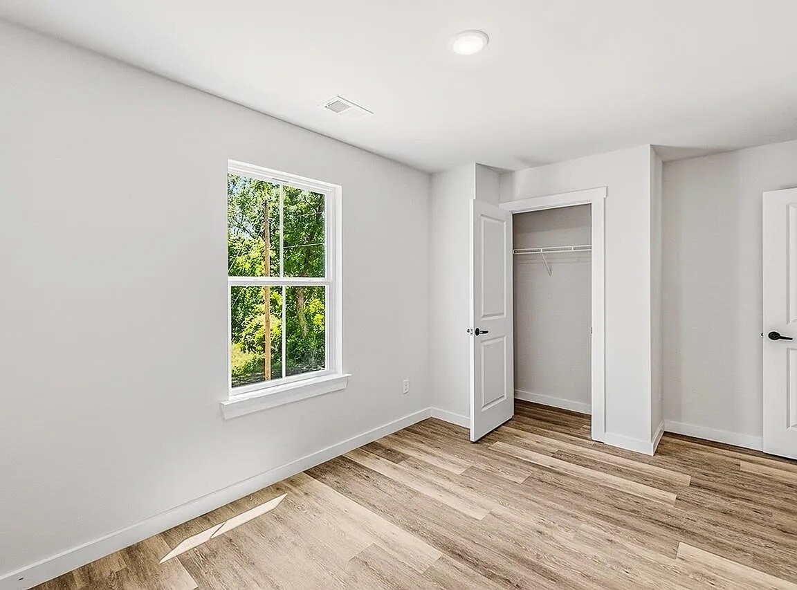 Building Photo - 257 Vanderbilt Rd