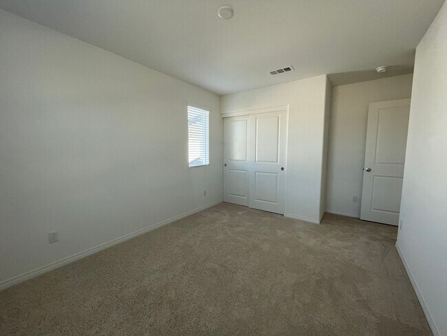 Building Photo - Beautiful Three Bedroom Two and a Half Bathroom Home in Murrieta!