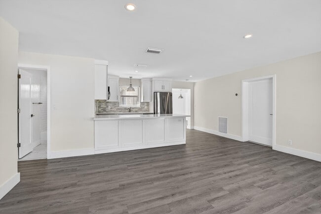 Building Photo - 954 SE 7th St