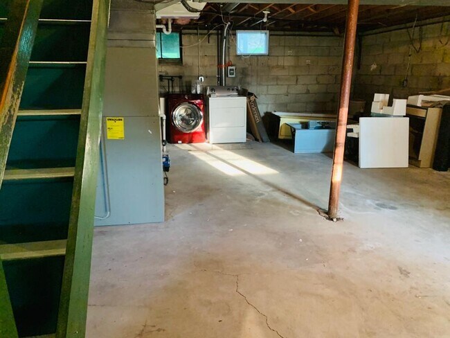 Basement - Washer and dryer - 19 Oxford Rd