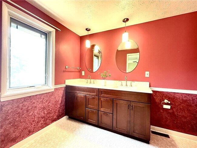 Building Photo - 3 Treetop Dr