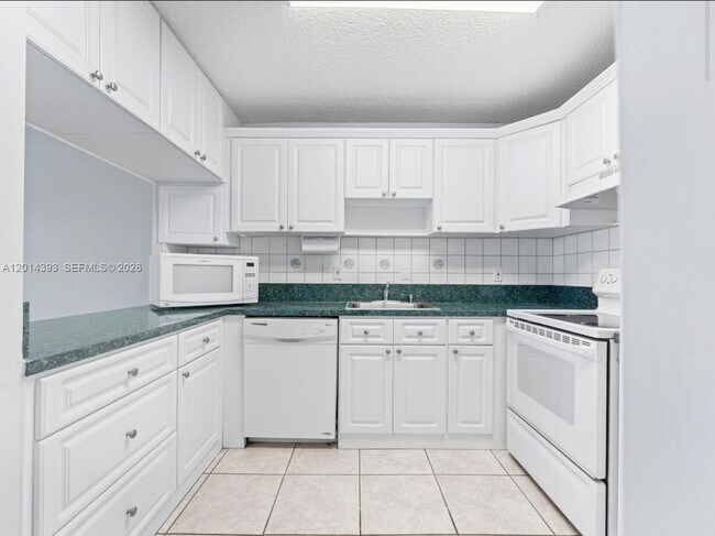 Building Photo - 8005 Lake Dr