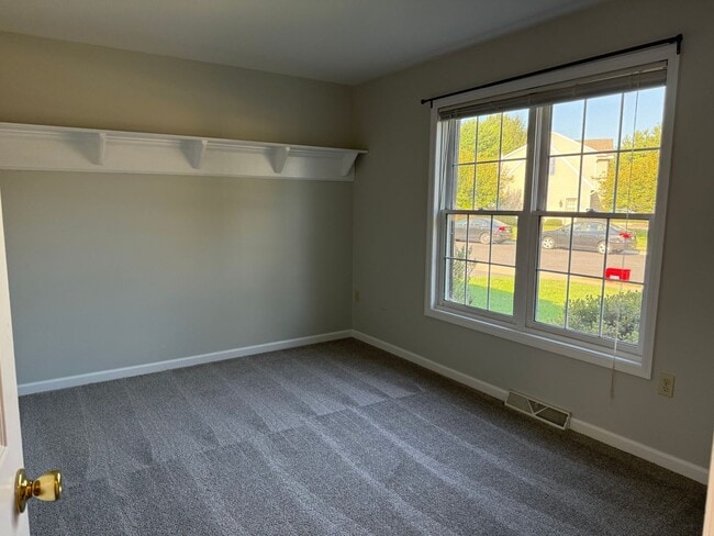 Building Photo - 2 Bedroom 2 Bathroom Townhome In Warwick T...