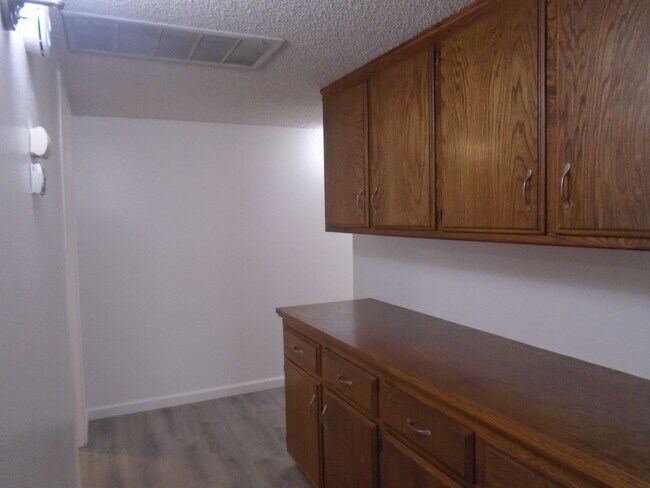 Building Photo - SW WITH OFFICE AND RV PARKING !!!!