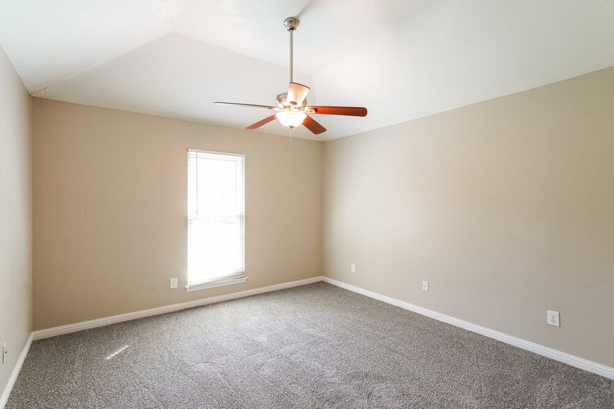 Building Photo - 5033 Singing Hills Dr