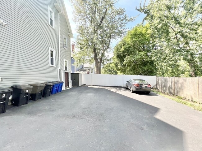 Building Photo - 22 Linden Rd