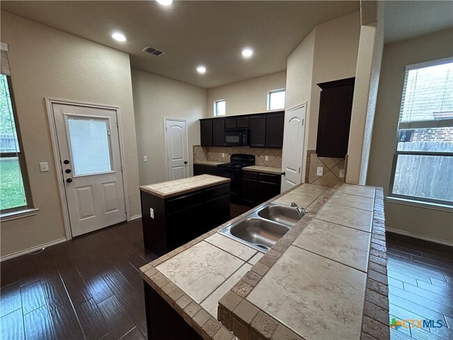 Building Photo - 665 Creekside Cir
