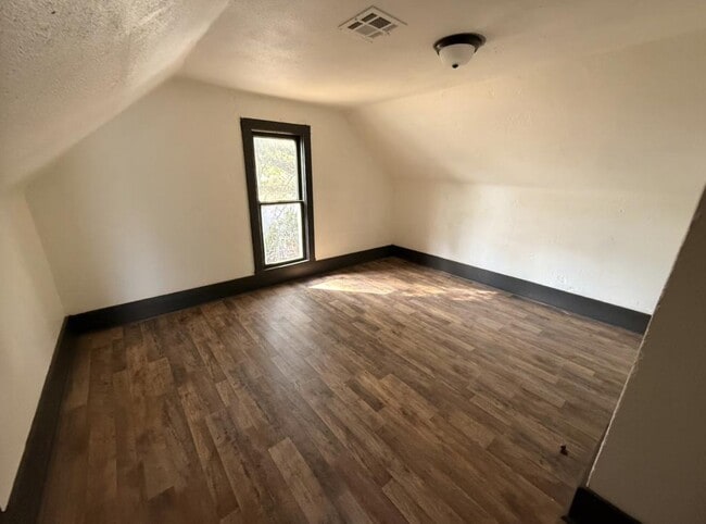 Building Photo - 744 E Walnut St