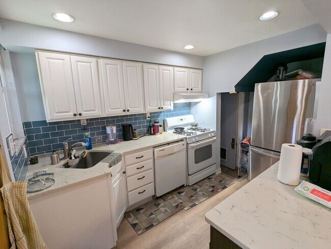 Building Photo - Cozy 3 bedroom 1 Bathroom Home (Squirrel Hill South)