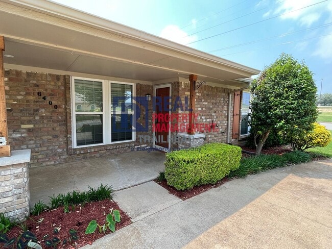 Primary Photo - Great Location - 2 Bed/2 Bath - Move In Re...