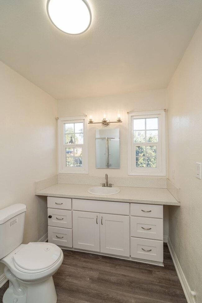 Building Photo - COZY 2 BED 1 BATH UPSTAIRS UNIT