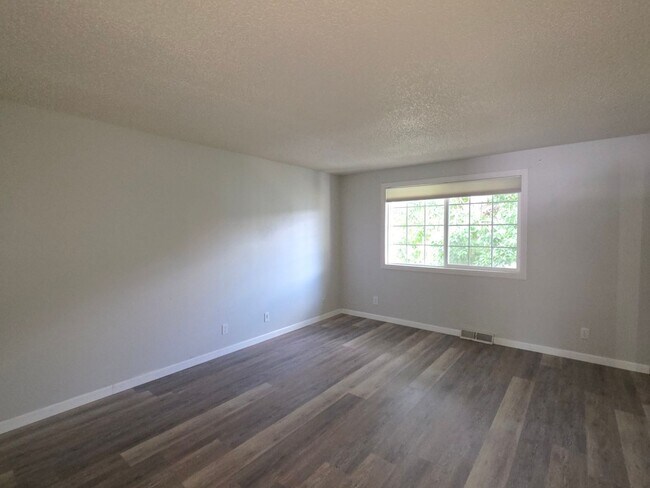 Building Photo - Great 3 Bedroom Townhouse In Aurora!