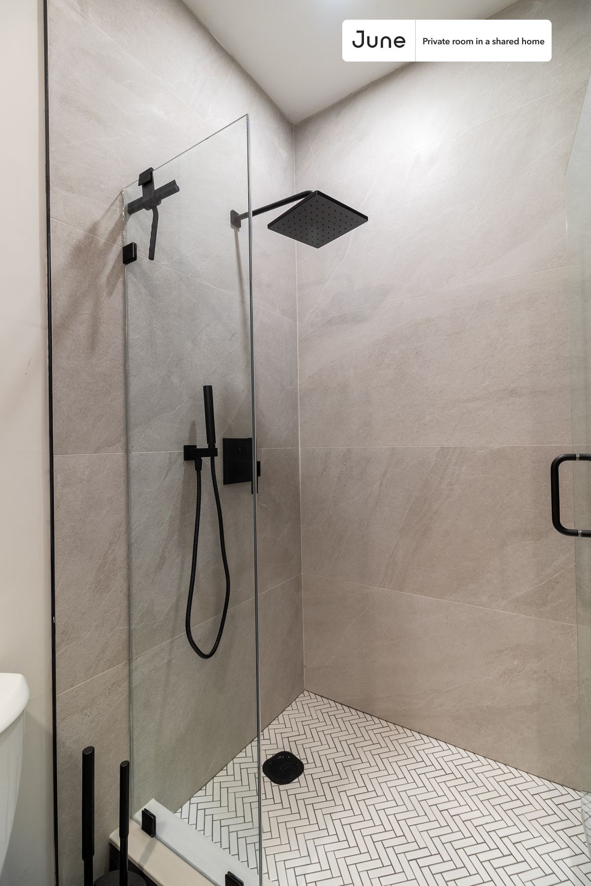 Building Photo - Room in Shared 5 bed/2 bath home