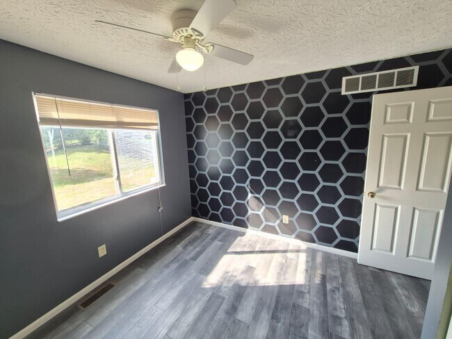 Building Photo - 2258 Antoinette Way