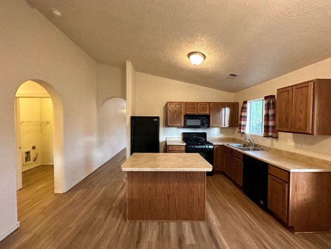 Building Photo - 4 bed 2 bath home in Huning Ranch