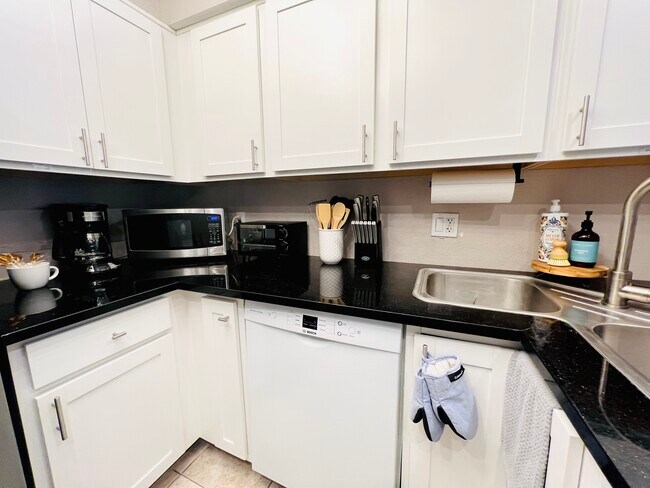 Building Photo - 4041 E Camelback Rd