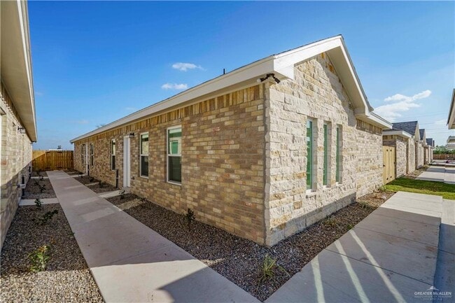 Building Photo - 31 Hiawatha Dr