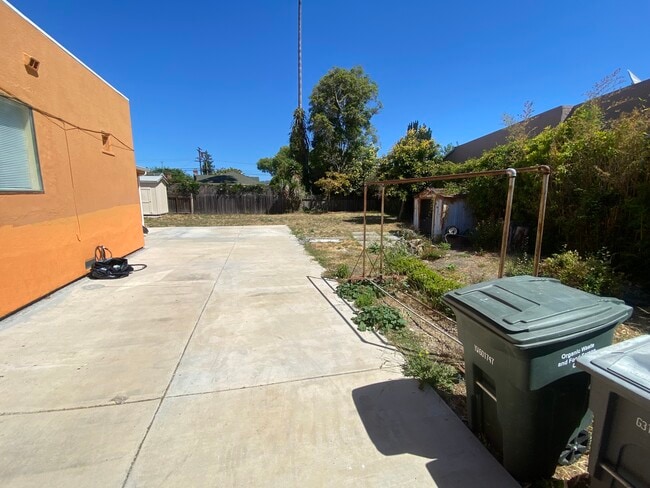 Building Photo - 914 Alice Ave