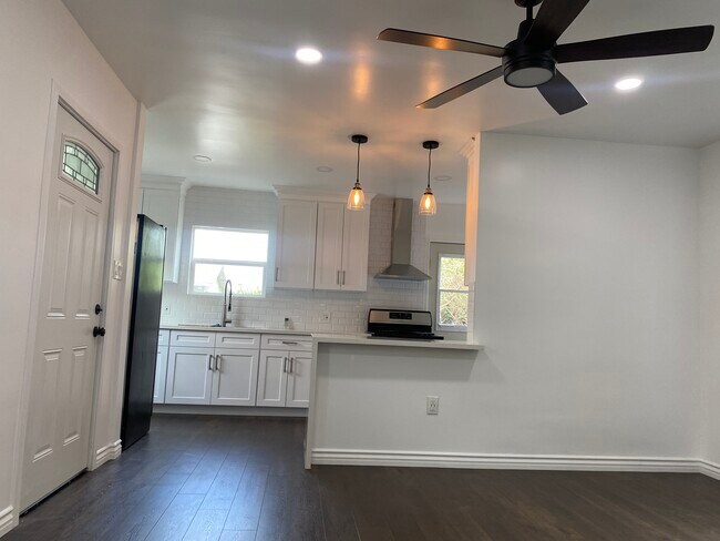 Building Photo - 2825 Moss Ave