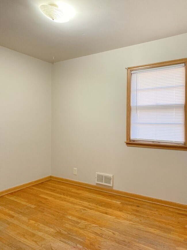 Building Photo - Beautiful 3 bed 1 bath house, over sized driveway, garage and fenced in back yard $1,795  [Move-i...