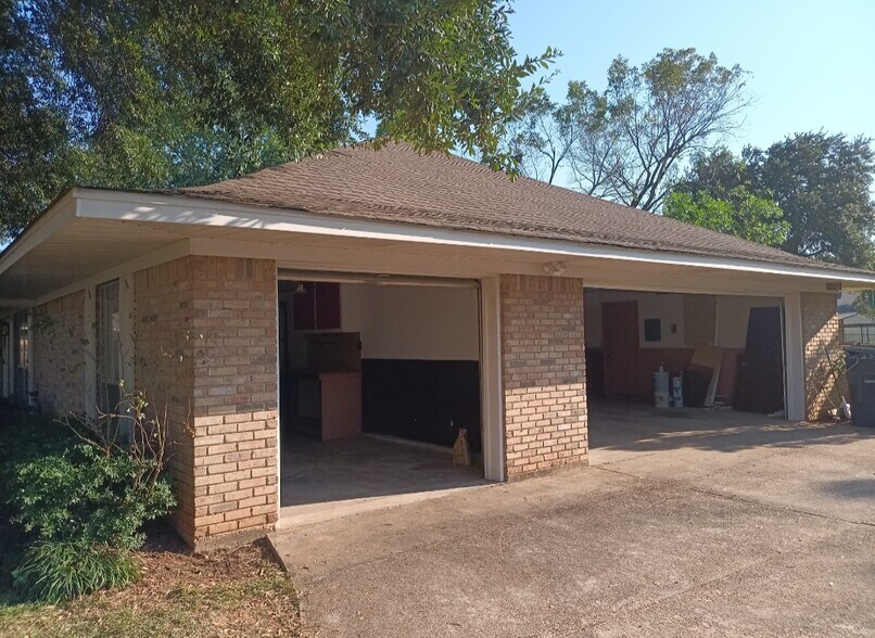 single + double garage - 2308 Wesley Cir