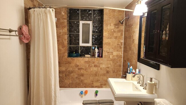 Building Photo - 4215 N Sheridan Rd