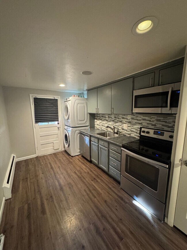 Building Photo - Remodeled 2 Bed, 1 Bath Condo in the Goldsmith Neighborhood!