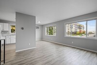 Building Photo - 3 br, 1 bath Condo - 924 Southeast 9th Ave...