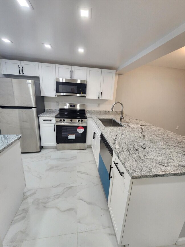 Building Photo - 485 N Pine Island Rd