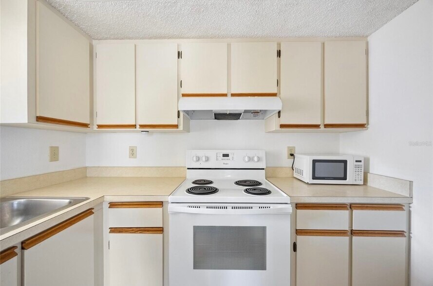 Building Photo - 19505 Quesada Ave