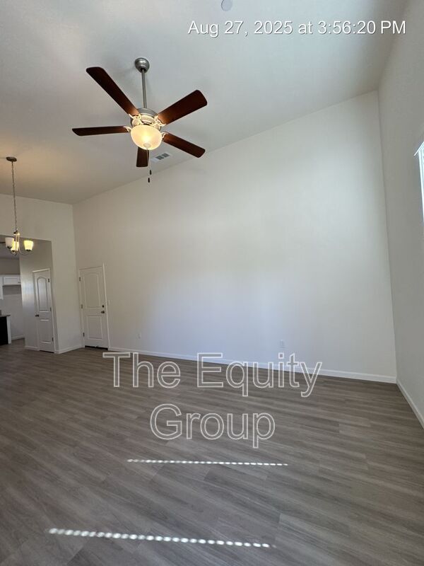 Building Photo - 4116 E Kaweah Ave