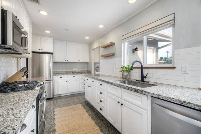 Building Photo - 3Bed/1Bath Charming Home in South Oceanside~ Moreno