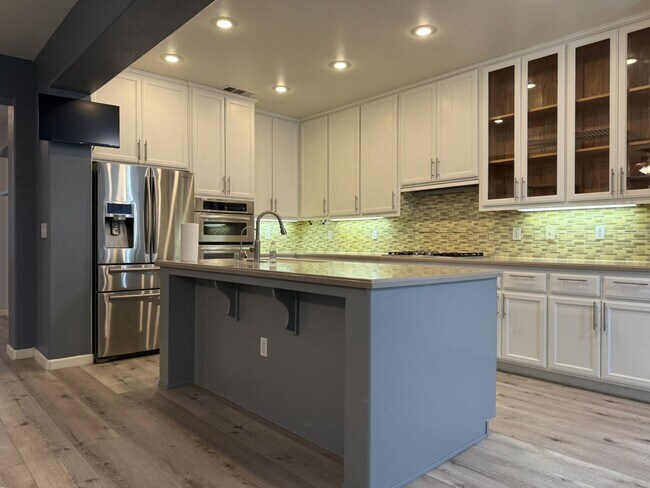 Building Photo - Polished and Chic 4/2 Available NOW!!