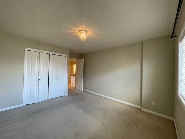 Building Photo - 5 Bed 2.5 Bath + a Den in Tigard/Bull Mountain - Solar Panels, Central A/C and More!