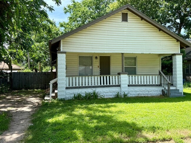 Building Photo - 2 Bedroom 1 Bathroom Bungalow