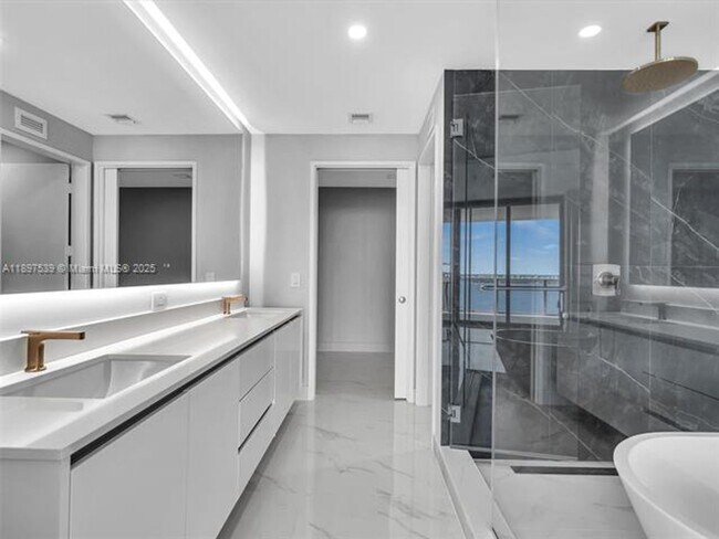 Building Photo - 700 NE 24th St